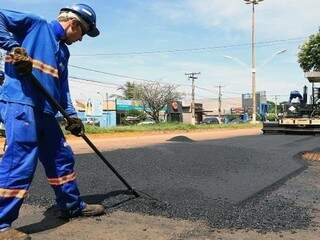 Homem trabalha na pavimentação de via. (Edemir Rodrigues/Governo do Estado).