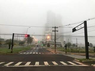 Avenida Afonso Pena com neblina na manhã deste sábado (Foto: Lucimar Couto)