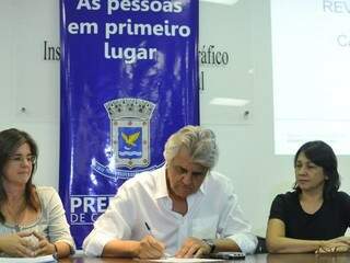 Ordem de serviço foi assinada nesta quarta-feira (4) no Gabinete da Esplanada Ferroviária (Foto: Alcides Neto)