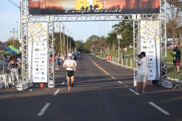 Corrida re&uacute;ne 300 atletas na avenida Afonso Pena