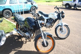 Duas motos usadas no disque entrega de drogas também foram apreendidas. (Foto: Marcos Ermínio) 