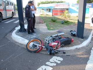 Com a colisão, a moto foi lançada contra o meio-fio e o semáforo. (Foto: Simão Nogueira)