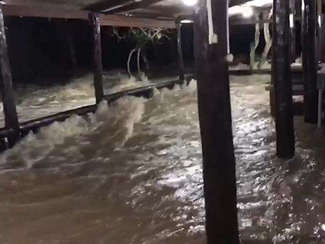 Ap&oacute;s 12h de chuva, rio Formoso invade restaurante de balne&aacute;rio