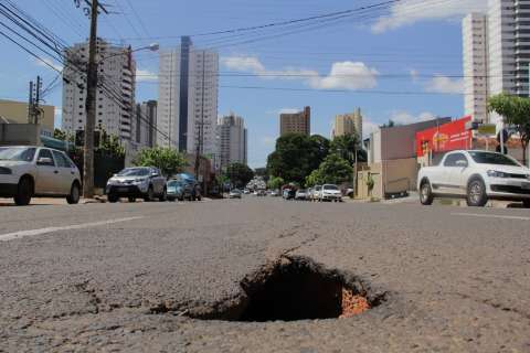 Com Prefeitura perdida entre buracos, população pede planejamento