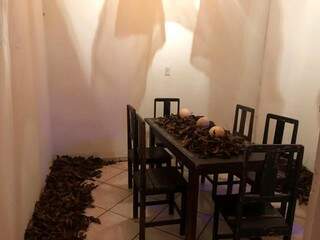 A sala erótica contou com uma decoração de folhas e ovos (Foto: Alana Portela)
