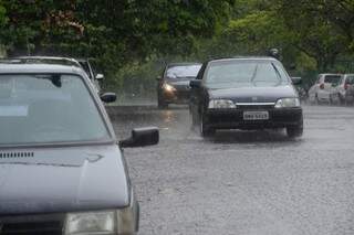 Pancadas de chuva e raios são características da transição da Primavera para o Verão. (Foto: Minamar Júnior)