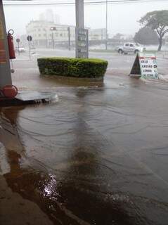 Chuva invadiu posto de combustíveis (Foto: Edson Oliveira/Leitor)