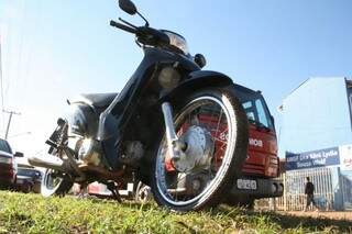 Idosa sofreu diversos ferimentos; a condutora da moto teve apenas escoriações. (Foto: Marcos Ermínio)