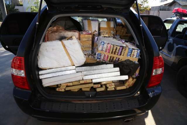 Traficante &eacute; preso com com 922 kg de maconha em carro de luxo roubado