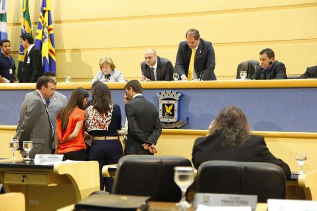 C&acirc;mara derruba dois vetos e exp&otilde;e fragilidade da base de Alcides Bernal 