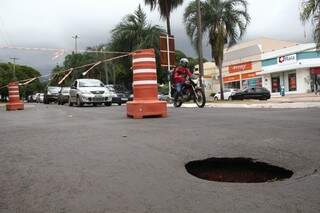 Na rua Rio Grande do Sul com a avenida Mato Grosso o cruzamento precisou ser sinalizado (Foto: Marcos Ermínio)