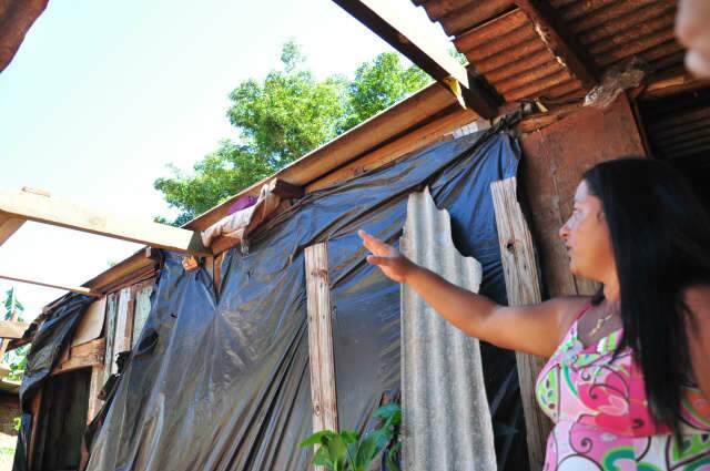  Ap&oacute;s estragos da chuva, moradores tentam recuperar barracos e m&oacute;veis
