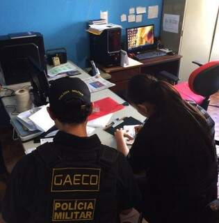 Apreensão de documentos é para investigar ilícitos na contratação de servidores pelo município. (Foto: Divulgação / Gaeco)