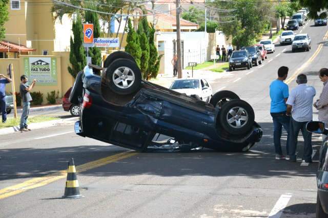  Camionetes colidem, Pajero bate em ve&iacute;culo estacionado e capota