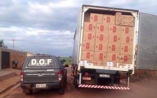 No compartimento de carga dos veículo, os policiais encontraram 50 mil pacotes de cigarros. (Foto: Divulgação)