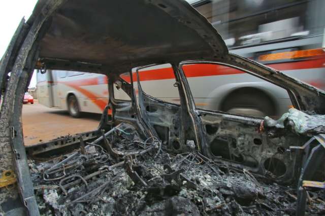 Carro pega fogo no meio da rua e assusta moradores no Santo Ant&ocirc;nio 