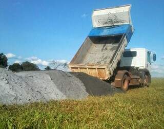 Caminhão entrega calcário em sítio no Assentamento Lagoa Grande, em Dourados (Foto: Divulgação)