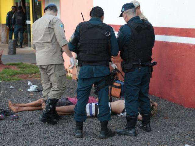 Garotos s&atilde;o detidos e espancados por moradores ao tentar roubar tabacaria 