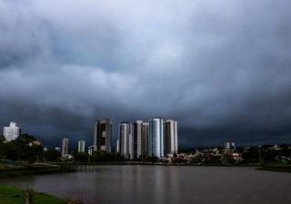 Nuvens invadiram o céu de Campo Grande na expectativa de chover (Foto: Marcos Maluf)