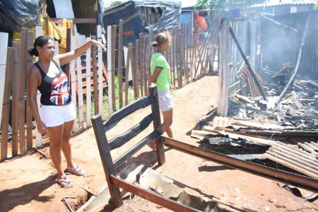 Barraco com 3 crian&ccedil;as &eacute; totalmente destru&iacute;do por fogo na Cidade de Deus 