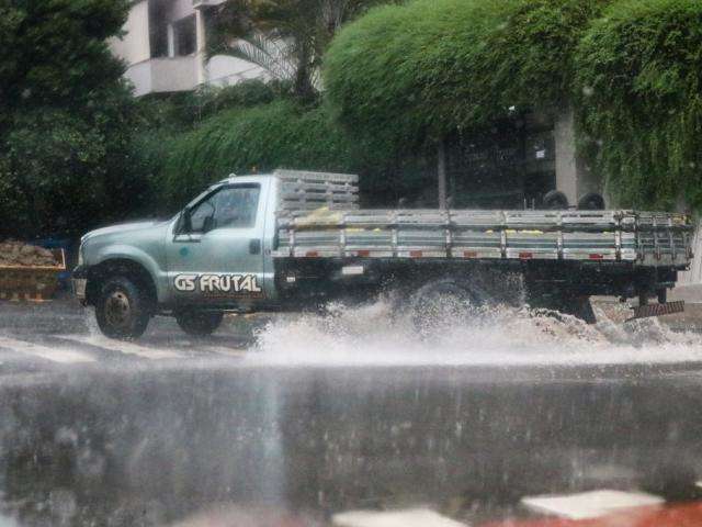 Chuva acumula 32 mm, temperatura cai 10&deg;C e ventos chegam a 78 km/h