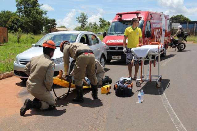 B&ecirc;bado perde o controle da moto, cai e &eacute; socorrido por bombeiro em forma&ccedil;&atilde;o