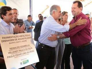 Reinaldo Azambuja durante entrega de obras de pavimentação e drenagem em Ribas do Rio Pardo (Foto: Denilson Secreta/Governo) 