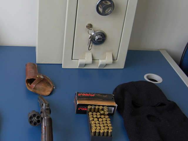 Pol&iacute;cia encontra cofre, capuz e arma em investiga&ccedil;&atilde;o sobre 3 atentados