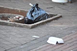 Lixo pelas ruas do Centro de Campo Grande. (Foto: Marcelo Calazans)