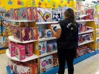 Procon-MS foi as ruas de Campo Grande comparar preços de produtos para o Dia das Crianças (Foto: Divulgação)