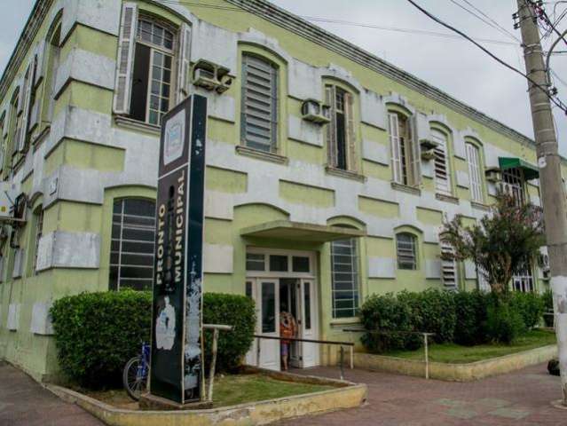 Homem tenta fugir de assalto, &eacute; esfaqueado e l&acirc;mina fica presa nas costas