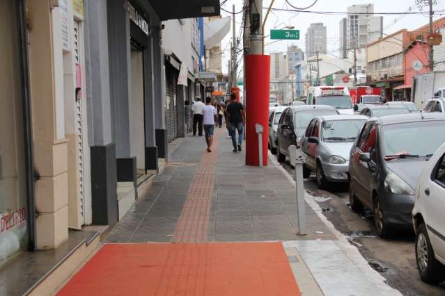 Trabalhadores enfrentam maratona de Natal, mas vendas s&atilde;o frustrantes