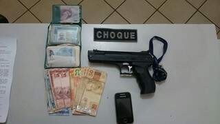 Polícia recuperou dinheiro roubado e apreendeu simulacro usado nos crimes. (Foto: Divulgação)