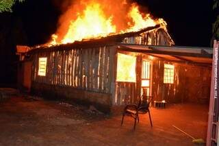 Residência de madeira ficou totalmente destruída pelo fogo (Foto: Ribero Júnior / SiligaNews)