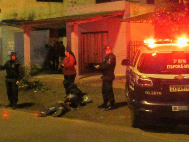 Atirador em ve&iacute;culo atinge dois homens em uma mesma rua 