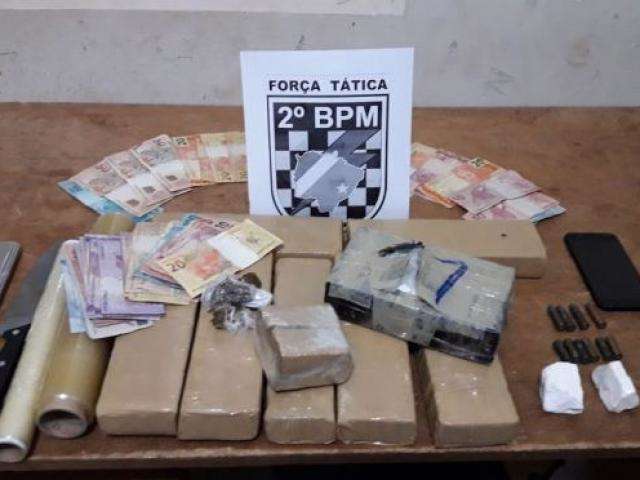 Trio que fornecia drogas para usu&aacute;rios em munic&iacute;pio &eacute; preso pela PM 
