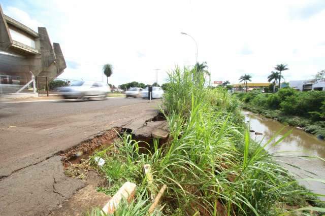 Temporada de chuvas abre burac&otilde;es na parede de c&oacute;rregos da Capital
