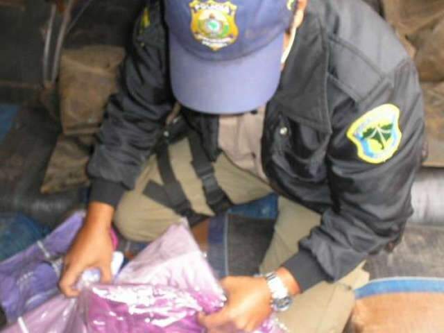  PRF apreende carreta com 4,6 toneladas de roupas contrabandeadas