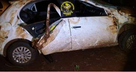 Em persegui&ccedil;&atilde;o, dupla capota carro e acaba presa com 187 kg de maconha