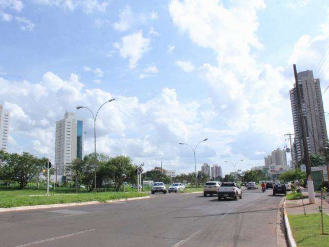 Instituto prev&ecirc; calor com pancadas de chuva at&eacute; quarta-feira na Capital