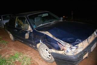 O carro ficou com a frente destruída. (Foto: Vicentina Online)