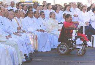 &lt;h1&gt;Sem limitação
&lt;h2&gt;Na cadeira de rodas, fiel acompanha celebração. (Foto: Marcos Ermínio)