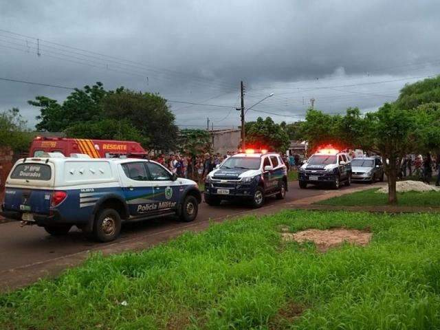 Dupla atira contra policiais militares, que revidam e deixam um baleado