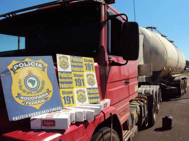  PRF apreende carreta com 400 caixas de cigarros e prende foragido 