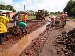 Sistema de drenagem no asfalto está sendo construído após água das chuvas alagar residências na Vila Cristina. (Foto: Defesa Civil/ Divulgação)