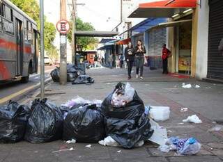Lixo se acumula pelas ruas de Campo Grande com a suspensão da coleta (Foto: Marcos Ermínio)