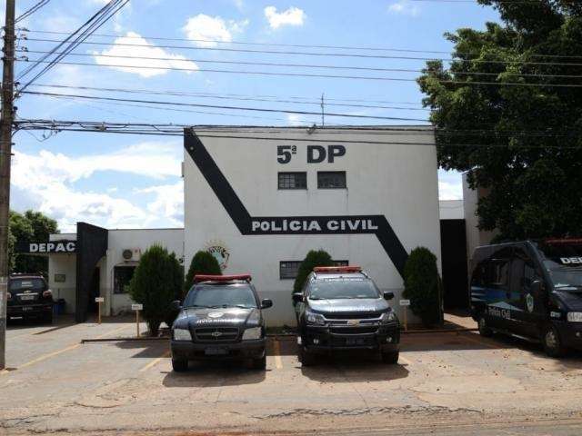 Homem agride vizinho com cabo de enxada ao ser chamado de macaco e traficante