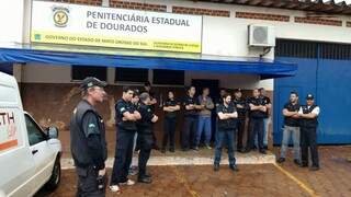 Agentes penitenciários paralisaram atividades nesta manhã em presídio de Dourados (Foto: Direto das Ruas)