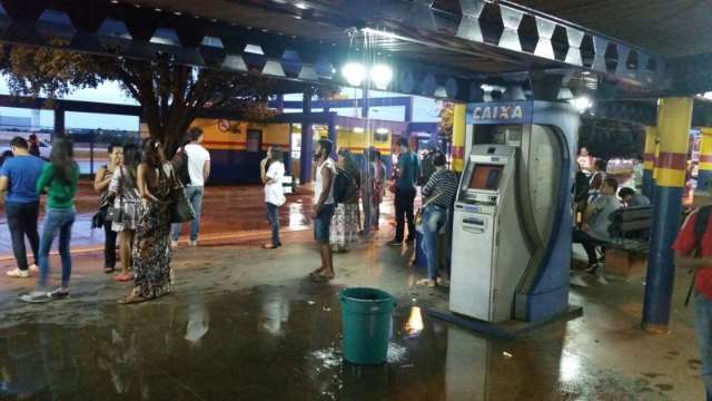 Cobertura n&atilde;o resiste e terminal fica alagado durante chuva