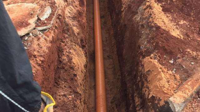 Obras de revitaliza&ccedil;&atilde;o do centro j&aacute; conclu&iacute;ram 70% da rede de esgoto